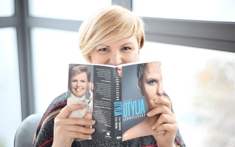 Na zdjęciu: Otylia Jędrzejczak trzyma w ręku książkę swojego autorstwa "Otylia. Moja historia", Fot. Rafał Oleksiewicz