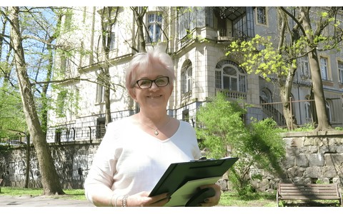 Na zdjęciu: Iwona Sławińska na tle budynku dawnej Rejencji Koszalińskiej.