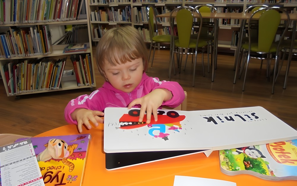 Maluch w bibliotece