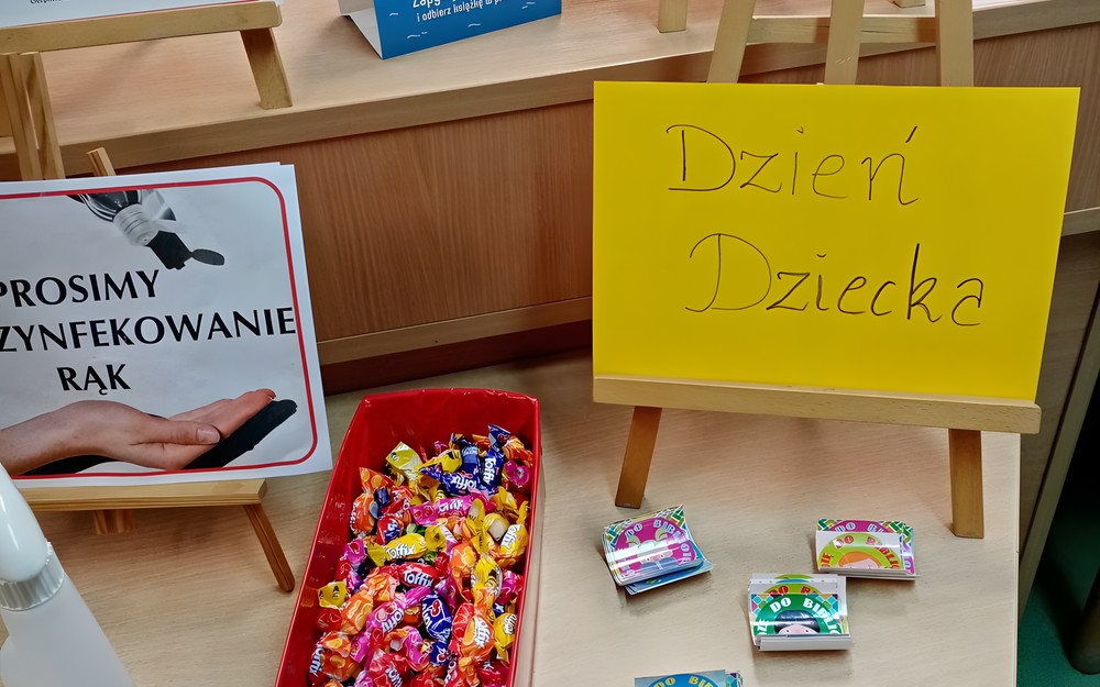 Cukierki i naklejki dla dzieci na Dzień Dziecka