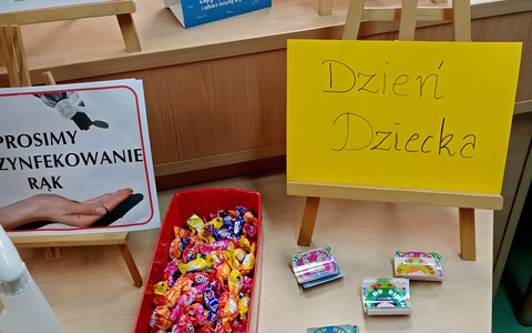 Cukierki i naklejki dla dzieci na Dzień Dziecka