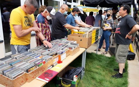 Uczestnicy 24. Płytowej Giełdy GraMuzyka oglądają towar na stoiskach