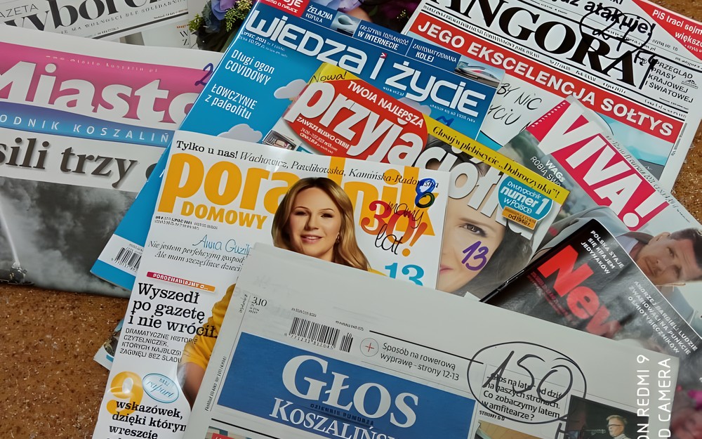 Zdjęcie przedstawia czaspisma dostępne w bibliotece.