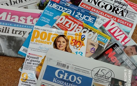Zdjęcie przedstawia czaspisma dostępne w bibliotece.