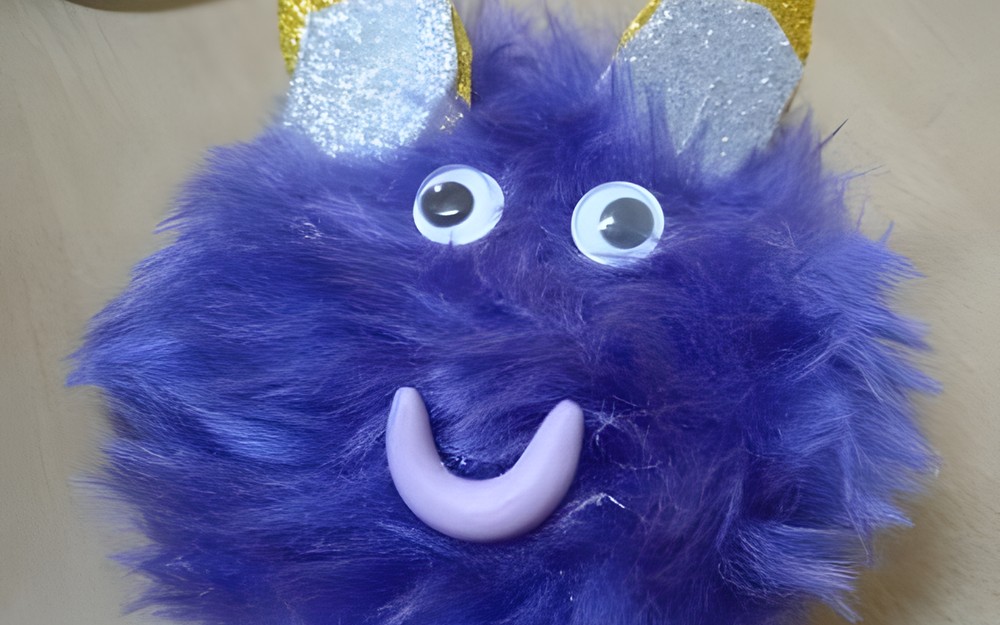 Uśmiechnieta maskotka emotka zrobiona przez uczestnika warsztatów