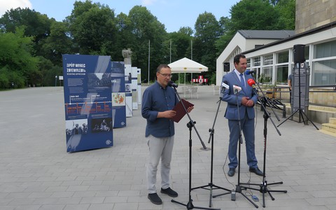 Dyrektor Koszalińskiej Biblioteki Publicznej Dariusz Pawlikowski (po lewej) oraz Dyrektor Oddziału Instytutu Pamięci Narodowej w Szczecinie dr Paweł Skubisz, przemawiają podczas otwarcia wystawy