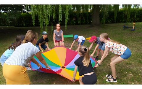 Dzieci w trakicie zabawy chustą Klanzy