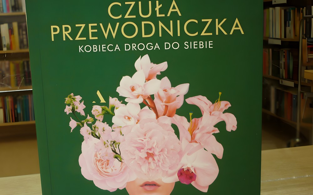 na zdjęciu książka