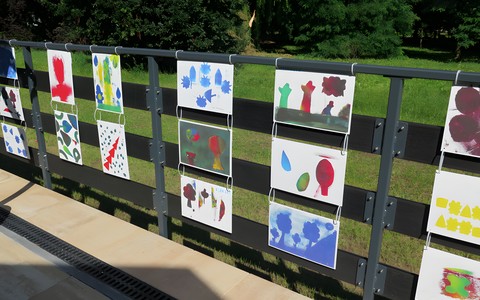 Wystawa prac plastycznych na tarasie "Pod Bookiem"