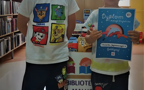 Hubert z bratem pozują do zdjęcia z dyplomem uczestnictwa w akcji Mała Książka - Wielki Człowiek