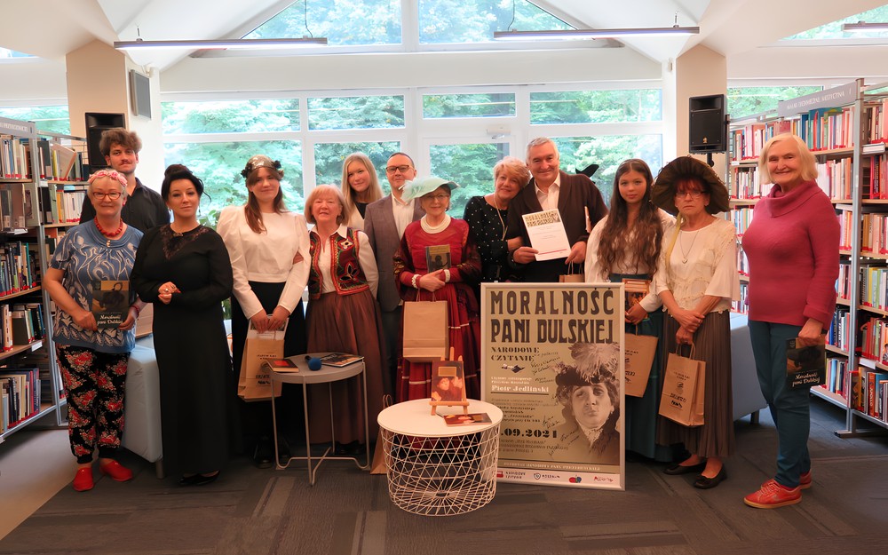 Zdjęcie pamiątkowe dyrektora Dariusza Pawlikowskiego, aktorów ze Studia Artystycznego im. Ziembińskich, a także Teatru „Zwierciadło” prowadzonych przez Ewę Czapik-Kowalewską