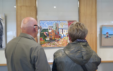 Widzowie oglądają obraz Wala Jarosza.