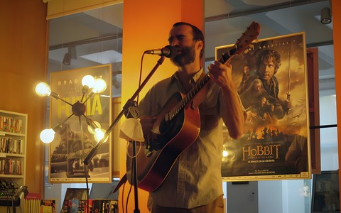 Austin Miller podczas wykonywania piosenki.