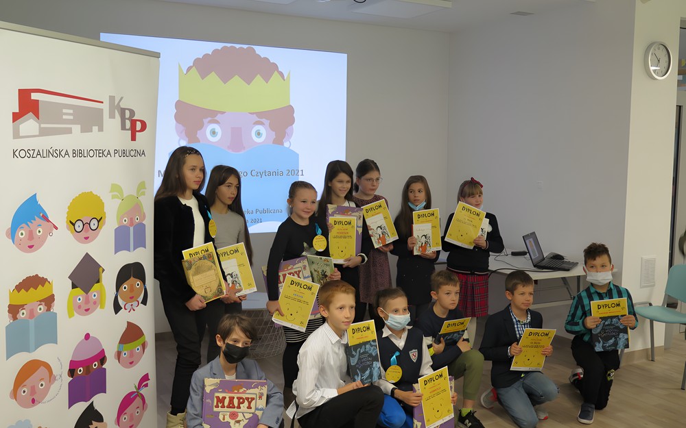 Uczestnicy konkursu pozują do wspólnego zdjęcia.