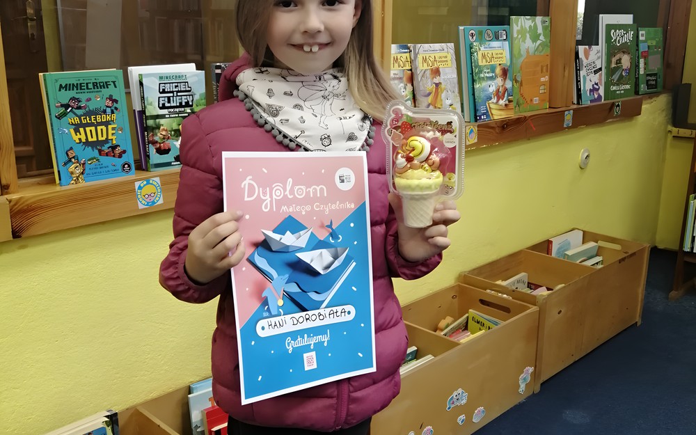 Zdjęcie małej czytelniczki