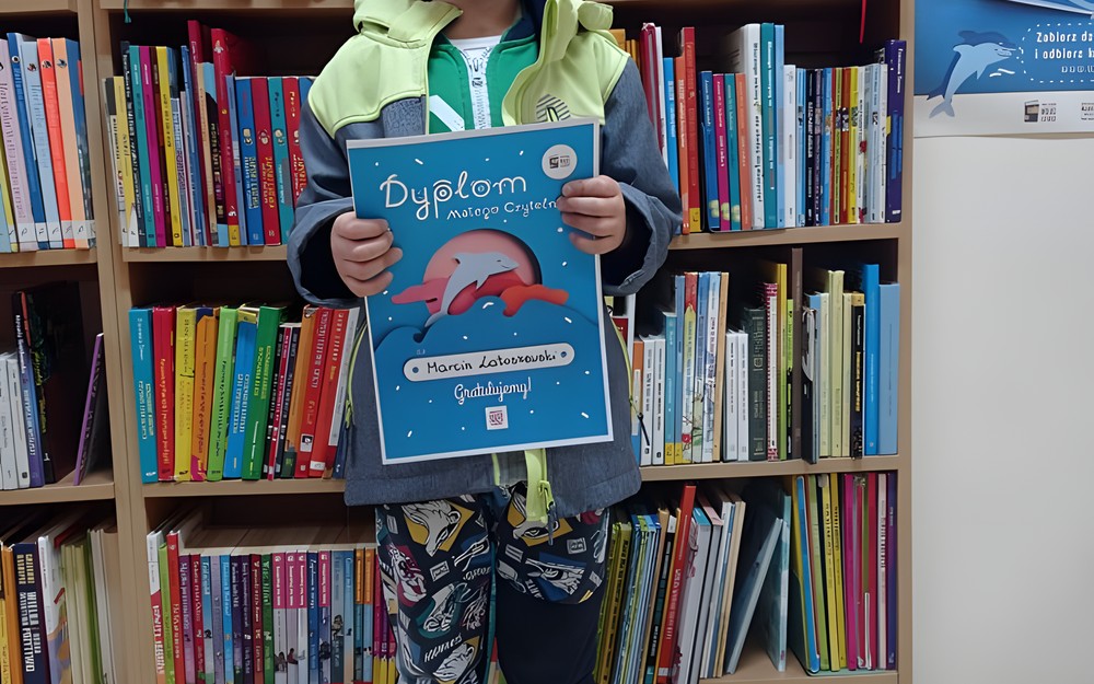 Na zdjęciu laureat akcji Mała Książka - Wielki Człowiek z dyplomem
