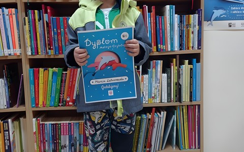 Na zdjęciu laureat akcji Mała Książka - Wielki Człowiek z dyplomem