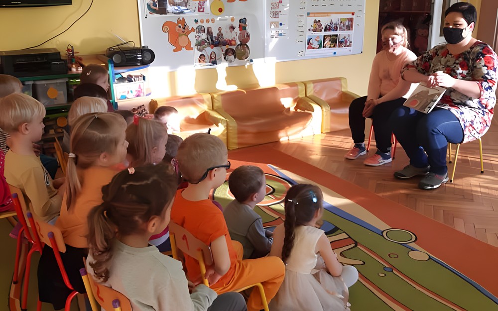 Z wizytą w Przedszkolu nr 9- bibliotekarka czyta dzieciom książkę, promuje akcję Mała Książka Wielki Człowiek