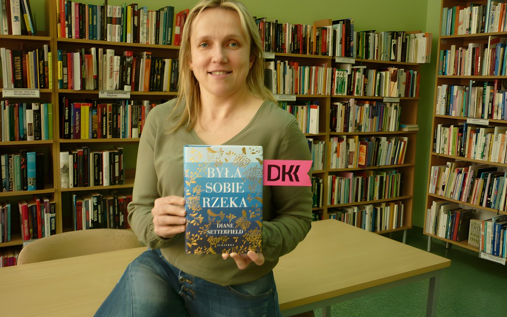 na zdjęciu Marta Matulewicz z książką