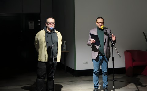 Dyrektor Dariusz Pawlikowski wita gości.