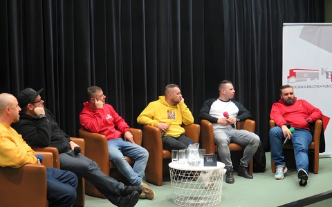 Artyści koszalińskiej sceny hip-hopowej słuchają zadawanego pytania.