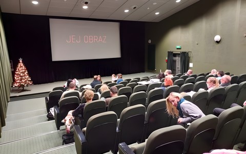 Widownia przed pokazem filmowym.