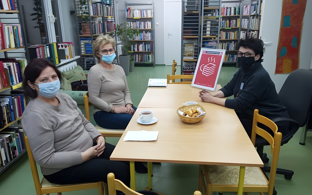 Klubowiczki DKK siedzą przy stole