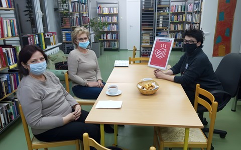 Klubowiczki DKK siedzą przy stole