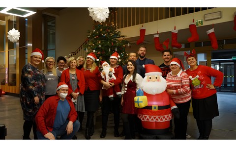 Grupowe zdjęcie pracowników biblioteki.