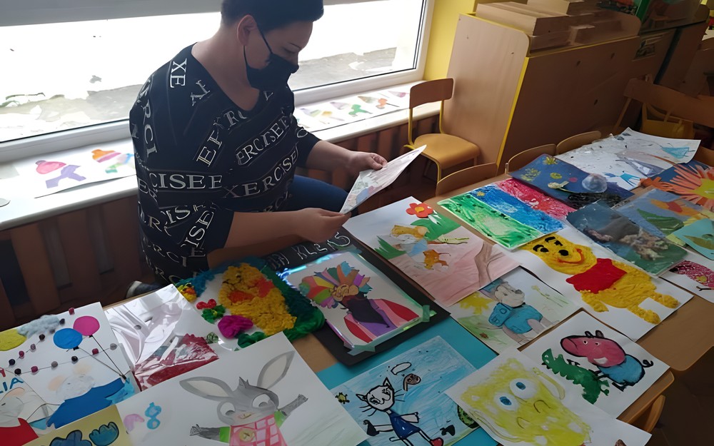 Prace konkursowe Przedszkola nr 9 "Mój ulubiony książkowy bohater". Przeglądanie i ocenianie prac konkursowych.