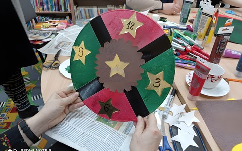 Zegar wykonany przez jedną z uczestniczek warsztatów w Tymieniu.