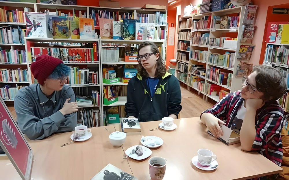 Spotkanie Młodzieżowego Dyskusyjnego Klubu Książki- na zdjęciu nasza młodzież podczas dyskusji o książce "Droga"