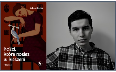 Grafika przedstawia okładkę książki Kości, które nosisz w kieszeni Łukasza Barysa. Po prawej stronie grafiki, znajduje się zdjęcie portretowe Łukasza Barysa. Autor zdjęcia, Diamir9 - Praca własna pt. Łukasz Barys, wyd Cyranka, na  licencji CC BY-SA 4.0