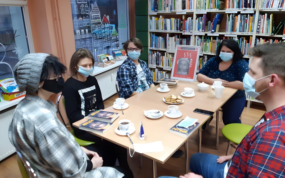 Na zdjęciu trwające spotkanie Młodzieżowego Dyskusyjnego Klubu Książki