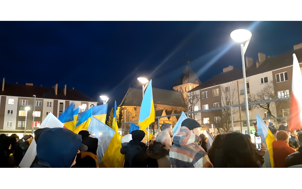 Fotografia przedstawia wiec poparcia dla społeczności ukraińskiej w Rynku w Koszalinie