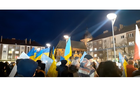 Fotografia przedstawia wiec poparcia dla społeczności ukraińskiej w Rynku w Koszalinie