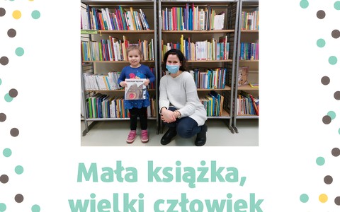Dziewczynka z bibliotekarką