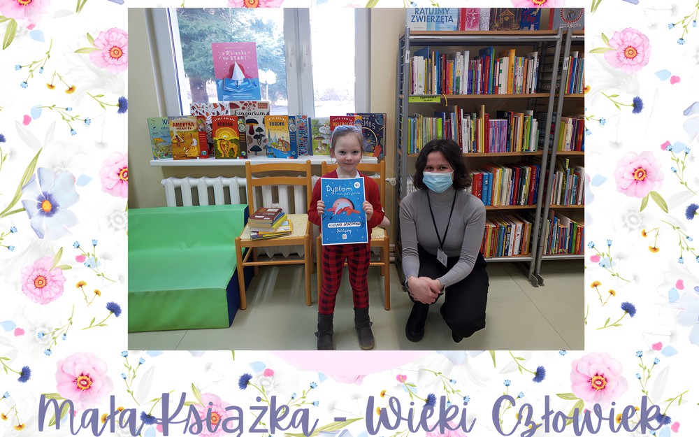 Dziewczyna z bibliotekarką, w tle książki