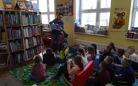 Bibliotekarka prezentuję dzieciom "Czarną książkę kolorów"