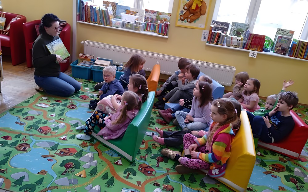 Bibliotekarka opowiada dzieciom o książkach.