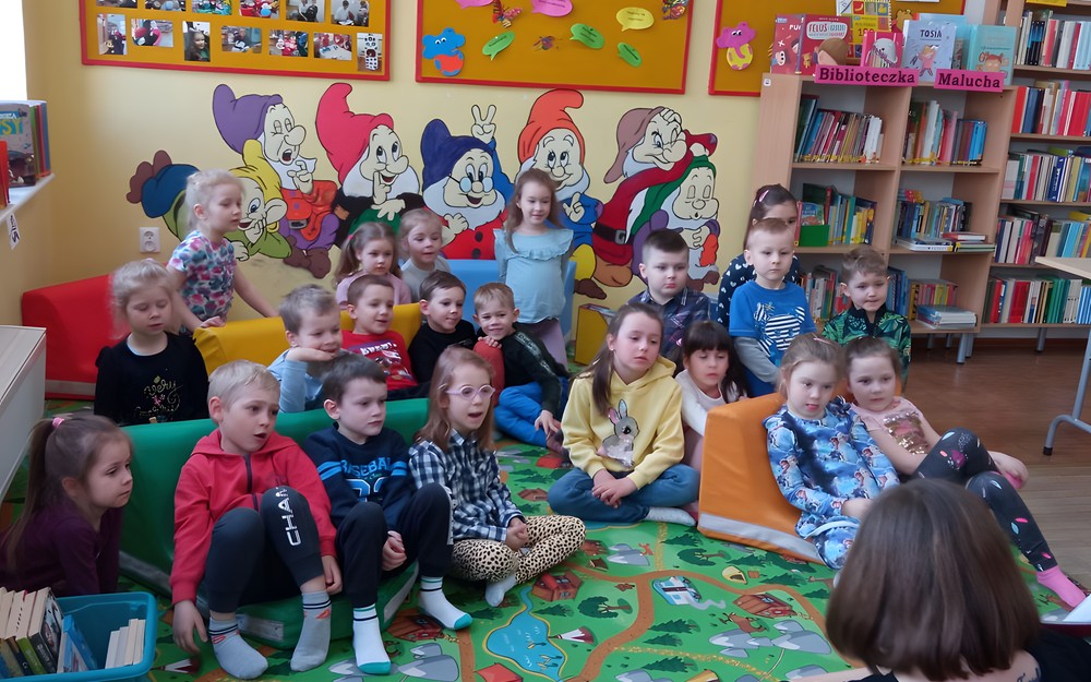 Dzieci słuchają czytanej bajki.