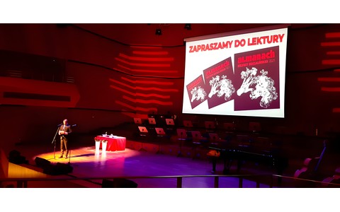 Scena Filharmonii Koszalińskiej, na zdjeciu widoczna na ekranie reklama Almanachu Kultury Koszalińskiej