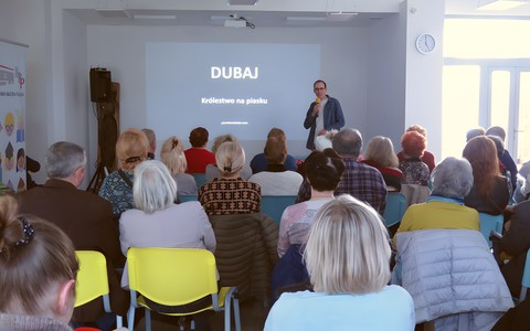 Piotr Kowalczyk rozpoczyna spotkanie.