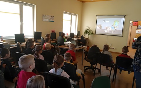Dzieci oglądają przygotowaną prezentację "Jak powstaje książka?"