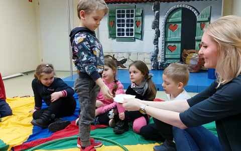 Dziecko wybiera ilustracje przedstawiające wiosnę