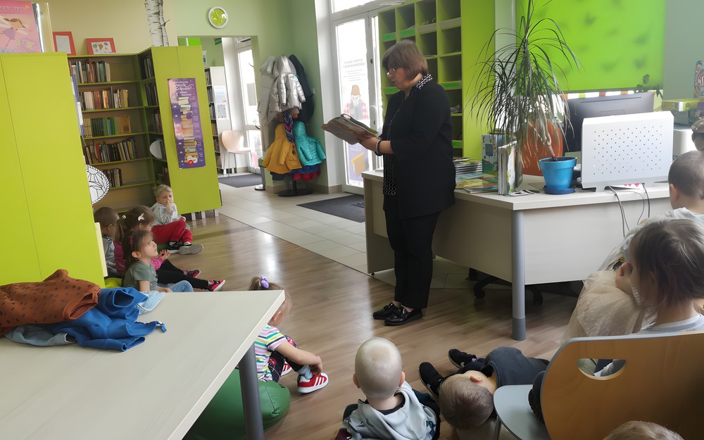 Dzieci słuchają bibliotekarki