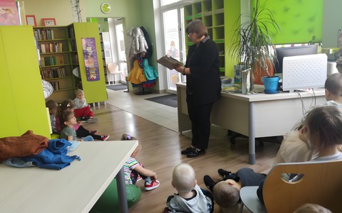 Dzieci słuchają bibliotekarki