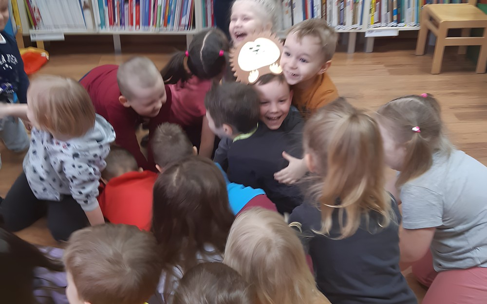 Zajęcia w bibliotece i zabawa w jeżyka