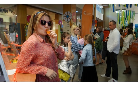 Bibliotekarka Agnieszka sączy soczek