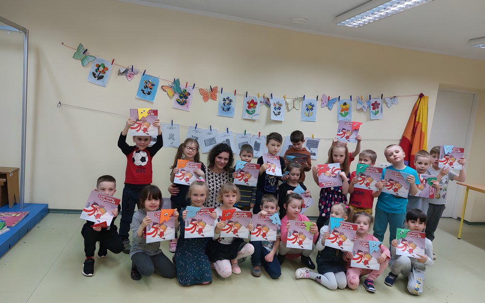 Dzieci prezentują książki